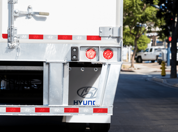 Copy-of-6I1A9809-2_Back-of-Trailer close up rear view of Hyundai Translead truck