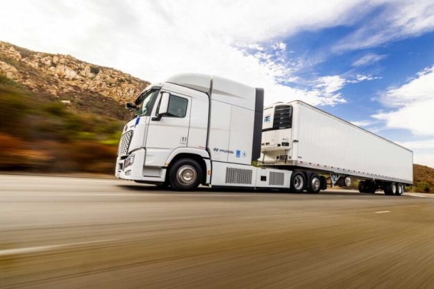 Hyundai Translead Thermotech Trailer Hyundai Translead Thermotech Trailer on road